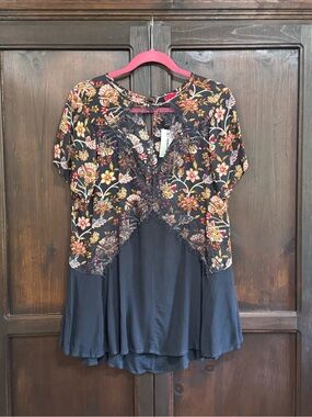 Daytrip Floral Lace Trim keyhole Floral Short Sleeve Women's FlowyTop size Small
